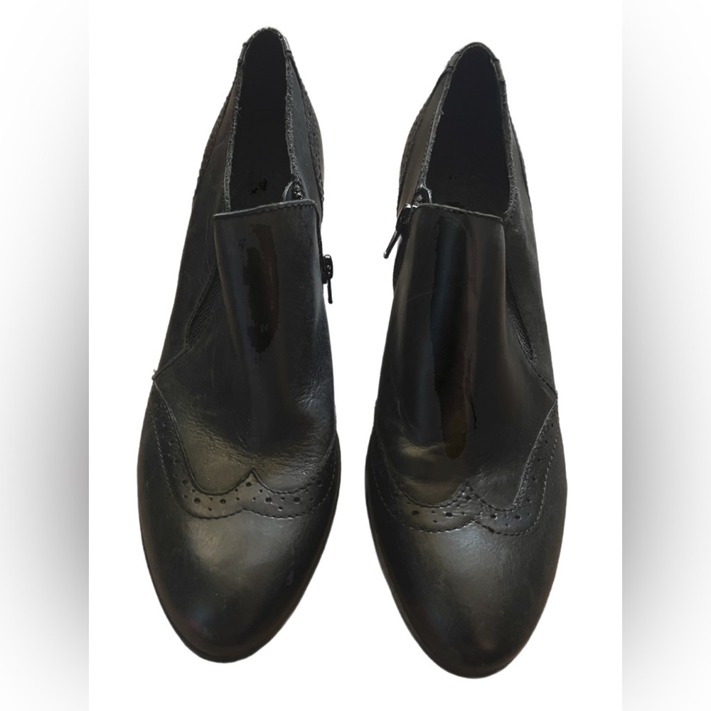 Born Heeled Ankle Leather Bootie Side Zip Wingtip D50103 in Black Size 8.5